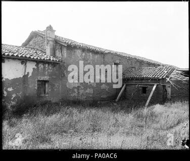. Englisch: Außenansicht der Mission San Juan Capistrano auf der Nordseite, auf der Südseite des Vaters Serra Kirche (erbaut 1777), Orange County, Ca. 1900 Foto einer Außenansicht der Mission San Juan Capistrano auf der Nordseite, auf der Südseite des Vaters Serra Kirche (erbaut 1777), Orange County, Ca. 1900. Die Mission Gebäude sind in baufälligen Zustand. Die Mehrheit der Stuck hat geschält oder von der Adobe Ziegelwände verschlechtert. Löcher und Risse in den Wänden präsentieren. Die spanische Ziegeldächern, sind ungleich. Scrub Gras wächst wild in der Werft in den Vordergrund. Pict Stockfoto