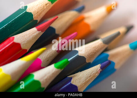 Stapel der scharfe farbige Zeichnung Bleistift auf den Tisch. Regenbogen Farben - Rot, Gelb, Blau, Grün, Violett. Konzept von Kunst, Handwerk und Kinder, die Spaß Stockfoto