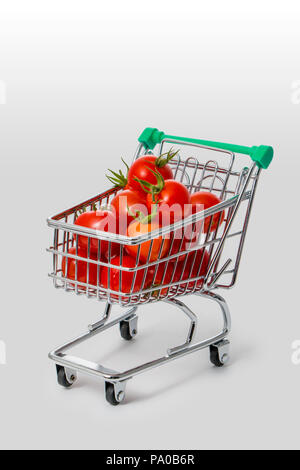 Warenkorb voll von roten Tomaten auf weißem Hintergrund isoliert. Stockfoto