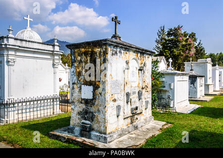 San Lazaro Friedhof, Antigua, Guatemala - 6. Mai 2012: Gräber im Friedhof in spanische Kolonialstadt & UNESCO-Weltkulturerbe von Antigua Stockfoto