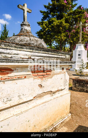 San Lazaro Friedhof, Antigua, Guatemala - 6. Mai 2012: Gräber im Friedhof in spanische Kolonialstadt & UNESCO-Weltkulturerbe von Antigua Stockfoto