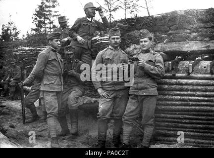 653 Erster Weltkrieg, Tableau, Männer, einheitliche, Rauchen, Waffe Fortepan 25059 Stockfoto