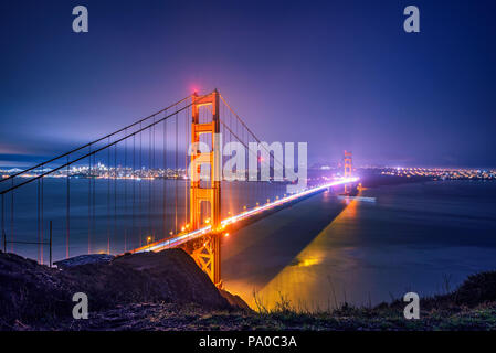 Golden Gate Bridge bei Nacht Stockfoto