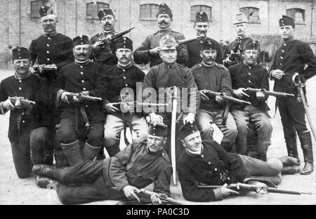 653 Erster Weltkrieg, Tableau, Waffe, Männer, Uniform, Yard, Haltung, Soldat, Pistole, Schwert, Schnurrbart Fortepan 18442 Stockfoto