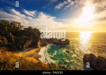 Sonnenuntergang über McWay Falls am Pacific Coast Highway in Kalifornien Stockfoto