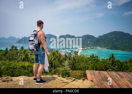 Touristische genießt Panoramablick über Koh Phi Phi Island in Thailand Stockfoto