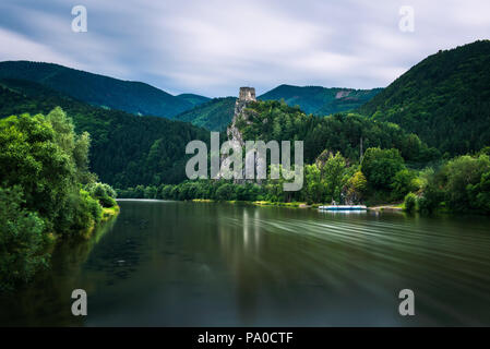 Ruinen der Burg Strecno und der Vah River in der Slowakei Stockfoto