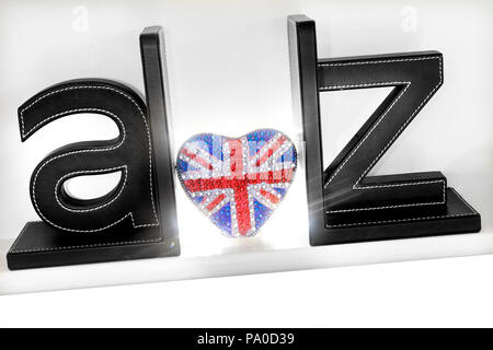 Konzept A-Z dreidimensionalen Buchstaben mit funkelnden Herzform Union Jack Flagge Motiv heraus leuchtende Liebe UK Travel Guide Brexit A-Z Großbritannien Union Stockfoto