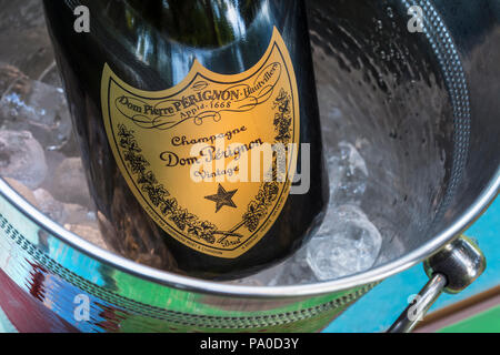 Dom Perignon Ansicht schließen, die auf dem Etikett in Alfresco champagne Ice Bucket, Luxus vintage Champagner in Luxus feinen Lebensstil im Freien Lage Stockfoto