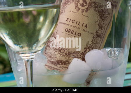 Flasche sizilianischen DOC Grillo Weißwein im Eiskübel mit gegossenen im Vordergrund alfresco Garten Terrasse Lage Italien Stockfoto