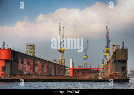 Hamburg, Deutschland - Juli 28, 2014: Blick auf den Hafen Der Hamburger Hafen auf der Elbe, große Containerschiffe am Container Terminal. Der Hafen von Hambu Stockfoto