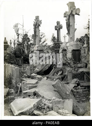 676 Französische Graves zertrümmert durch Deutsche Shell Brand (Foto 24-269) Stockfoto