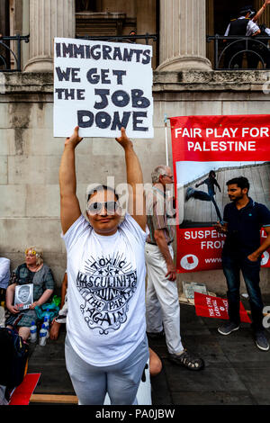 Eine Frau Hält ein Pro Immigrant Zeichen während einer Anti Trump Protest, Trafalgar Square, London, England Stockfoto