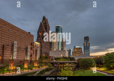 Buffalo Bayou in der Innenstadt von Houston in der Nacht. Stockfoto