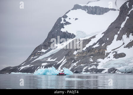 Tour Gruppe erkunden Eisberge in Spitzbergen Arktis Stockfoto