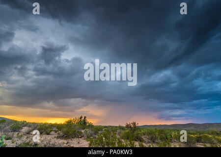 Stürmischen Himmel im Big Bend National Park in Texas Stockfoto