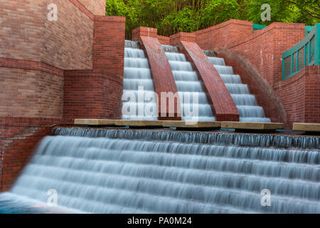 Wasserfall in Sesquicentennial Park am Wortham Center in der Innenstadt von Houston. Stockfoto