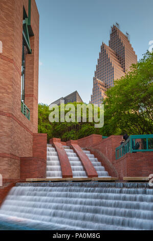 Wasserfall in Sesquicentennial Park am Wortham Center in der Innenstadt von Houston. Stockfoto