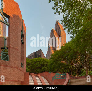 Wasserfall in Sesquicentennial Park am Wortham Center in der Innenstadt von Houston. Stockfoto