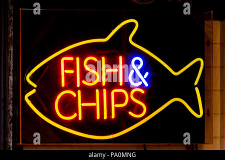 Ein Fisch & Chips Leuchtreklame in London, England Stockfoto