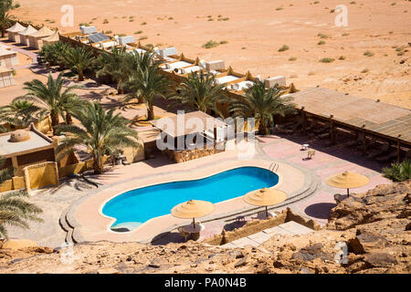 Luftaufnahme der Pool im Bait Ali Camp, einem traditionellen arabischen Beduinen Camp im Wadi Rum, Aqaba Governorate, Jordanien Stockfoto