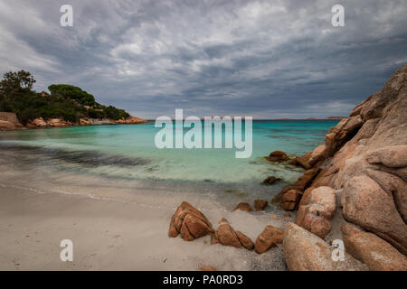 Spiaggia Capriccioli an der Costa Smeralda auf der italienischen Insel Sardinien Stockfoto