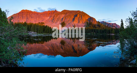 Red Sunset Reflecting off the Mountain Stockfoto