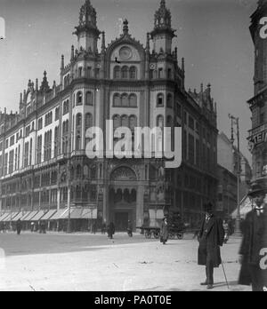 643 Ferenciek tere (Kígyó tér) és a Petőfi Sándor (Koronaherceg) Párizsi utca sarkán álló Udvar. 17945 Fortepan Stockfoto