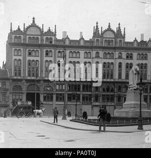 643 Ferenciek tere (Kígyó tér), Párizsi udvar, előtte Werbőczy István szobra. 17946 Fortepan Stockfoto