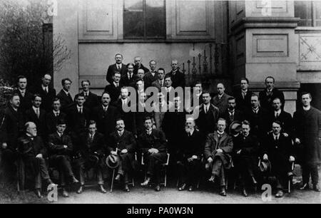 . Englisch: Foto des Ersten Dáil Éireann im Mansion House auf den 21. Januar 1919 berücksichtigt. Abgebildet sind: Erste Reihe, von links nach rechts: Laurence Ginnell, Michael Collins, Cathal Brugha, Arthur Griffith, Eamon de Valera, Graf Plunkett, Eoin MacNeill, W.T. Cosgrave, Kevin O'Higgins. 651 Erste Dail Eireann 1919 Stockfoto