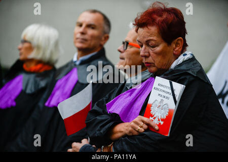 Krakau, Polen. 19. Juli 2018. Eine Frau, gekleidet wie eine Richterin am Obersten Gerichtshof gesehen mit einem polnischen Verfassung während des Protestes. Menschen gegen Reformen des Obersten Gerichtshofs und Nachfrage nach freien Gerichte in Krakau, Polen demonstrieren. Credit: Omar Marques/SOPA Images/ZUMA Draht/Alamy leben Nachrichten Stockfoto