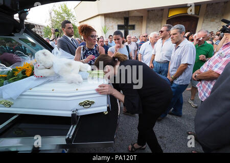 Rossano, Italien. 19. Juli 2018. Rossano, der Beerdigung von Stanislao Acri, eine 35-jährige Anwalt, seine Frau Daria Stella Olivo, im Alter von 35 Jahren und 6 Monate alte Pier Antonio Acri, der am 15. Juli in einen schrecklichen Unfall starb auf der A 1 in der Nähe von Frosinone. Sie waren zurück aus Rom an Bord ihrer Fiat Punto und wurden von einem van schlagen. Stanislao Acri hatte für die Bürgermeister von Rossano für die Movimento 5 Stelle. 19/07/2018 nominiert, Rossano, Italien Quelle: Unabhängige Fotoagentur Srl/Alamy leben Nachrichten Stockfoto