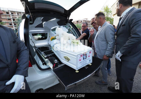 Rossano, Italien. 19. Juli 2018. Rossano, der Beerdigung von Stanislao Acri, eine 35-jährige Anwalt, seine Frau Daria Stella Olivo, im Alter von 35 Jahren und 6 Monate alte Pier Antonio Acri, der am 15. Juli in einen schrecklichen Unfall starb auf der A 1 in der Nähe von Frosinone. Sie waren zurück aus Rom an Bord ihrer Fiat Punto und wurden von einem van schlagen. Stanislao Acri hatte für die Bürgermeister von Rossano für die Movimento 5 Stelle. 19/07/2018 nominiert, Rossano, Italien Quelle: Unabhängige Fotoagentur Srl/Alamy leben Nachrichten Stockfoto