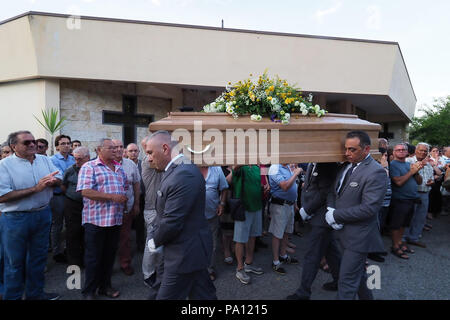 Rossano, Italien. 19. Juli 2018. Rossano, der Beerdigung von Stanislao Acri, eine 35-jährige Anwalt, seine Frau Daria Stella Olivo, im Alter von 35 Jahren und 6 Monate alte Pier Antonio Acri, der am 15. Juli in einen schrecklichen Unfall starb auf der A 1 in der Nähe von Frosinone. Sie waren zurück aus Rom an Bord ihrer Fiat Punto und wurden von einem van schlagen. Stanislao Acri hatte für die Bürgermeister von Rossano für die Movimento 5 Stelle. 19/07/2018 nominiert, Rossano, Italien Quelle: Unabhängige Fotoagentur Srl/Alamy leben Nachrichten Stockfoto