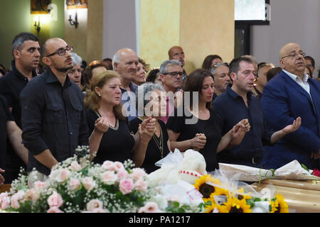 Rossano, Italien. 19. Juli 2018. Rossano, der Beerdigung von Stanislao Acri, eine 35-jährige Anwalt, seine Frau Daria Stella Olivo, im Alter von 35 Jahren und 6 Monate alte Pier Antonio Acri, der am 15. Juli in einen schrecklichen Unfall starb auf der A 1 in der Nähe von Frosinone. Sie waren zurück aus Rom an Bord ihrer Fiat Punto und wurden von einem van schlagen. Stanislao Acri hatte für die Bürgermeister von Rossano für die Movimento 5 Stelle. 19/07/2018 nominiert, Rossano, Italien Quelle: Unabhängige Fotoagentur Srl/Alamy leben Nachrichten Stockfoto