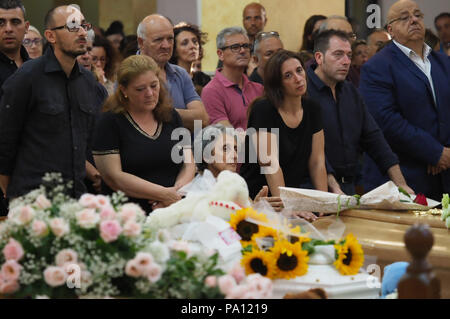 Rossano, Italien. 19. Juli 2018. Rossano, der Beerdigung von Stanislao Acri, eine 35-jährige Anwalt, seine Frau Daria Stella Olivo, im Alter von 35 Jahren und 6 Monate alte Pier Antonio Acri, der am 15. Juli in einen schrecklichen Unfall starb auf der A 1 in der Nähe von Frosinone. Sie waren zurück aus Rom an Bord ihrer Fiat Punto und wurden von einem van schlagen. Stanislao Acri hatte für die Bürgermeister von Rossano für die Movimento 5 Stelle. 19/07/2018 nominiert, Rossano, Italien Quelle: Unabhängige Fotoagentur Srl/Alamy leben Nachrichten Stockfoto