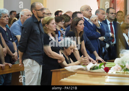 Rossano, Italien. 19. Juli 2018. Rossano, der Beerdigung von Stanislao Acri, eine 35-jährige Anwalt, seine Frau Daria Stella Olivo, im Alter von 35 Jahren und 6 Monate alte Pier Antonio Acri, der am 15. Juli in einen schrecklichen Unfall starb auf der A 1 in der Nähe von Frosinone. Sie waren zurück aus Rom an Bord ihrer Fiat Punto und wurden von einem van schlagen. Stanislao Acri hatte für die Bürgermeister von Rossano für die Movimento 5 Stelle. 19/07/2018 nominiert, Rossano, Italien Quelle: Unabhängige Fotoagentur Srl/Alamy leben Nachrichten Stockfoto