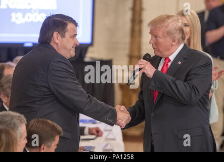 Juli 19, 2018 - Washington, District of Columbia, Vereinigte Staaten von Amerika - United States President Donald J. Trumpf, rechts, schüttelt Hände mit pensionierten US Marine Kapitän Chris Murdoch, Special Advisor, Foxconn, Links, die 13.000 Arbeitsplätze Ziel, nachdem der Präsident eine Ausführungsverordnung zur Gründung der Nationale Rat für die amerikanischen Arbeiter, die den Trumpf Verwaltung erfordert'' eine Untersuchungskommission des Verwaltung Beamte, die auf das In Handarbeit machen Lösungen für dringende Fragen der Mitarbeiter unseres Landes'' im East Room des Weißen Hauses in Washington, DC am Donnerstag, 19. Juli 20 konzentrieren wird. Stockfoto