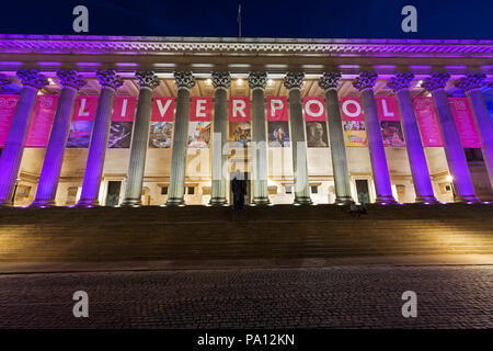 Liverpool, Großbritannien. Juli 2018 19. Einige der iconic Liverpool Gebäude leuchtet in den Farben der LGBT wie die Stadt ein Licht auf die Vielfalt glänzt mit der Rückkehr der spektakulären "Aus dem Schatten" vor der Liverpool stolz Wochenende kommen. Credit: Ken Biggs/Alamy Leben Nachrichten. Stockfoto