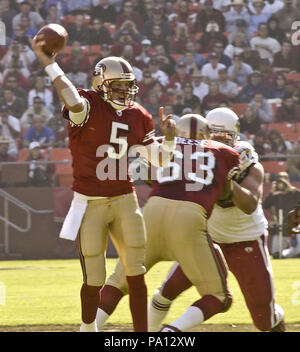 San Francisco, Kalifornien, USA. 27 Okt, 2002. San Francisco 49ers Quarterback Jeff Garcia (5) Fußball am Sonntag, Oktober 27, 2002, in San Francisco, Kalifornien. Die 49ers besiegten die Kardinäle 38-28. Credit: Al Golub/ZUMA Draht/Alamy leben Nachrichten Stockfoto