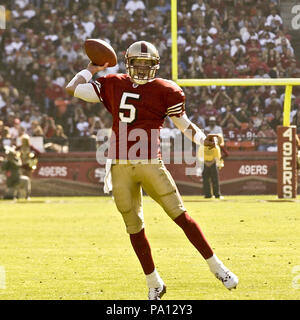 San Francisco, Kalifornien, USA. 27 Okt, 2002. San Francisco 49ers Quarterback Jeff Garcia (5) Fußball am Sonntag, Oktober 27, 2002, in San Francisco, Kalifornien. Die 49ers besiegten die Kardinäle 38-28. Credit: Al Golub/ZUMA Draht/Alamy leben Nachrichten Stockfoto
