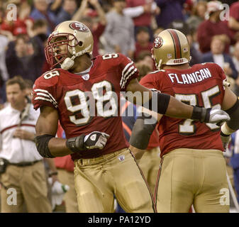 San Francisco, Kalifornien, USA. 10. November 2002. San Francisco 49ers linebacker Julian Peterson (98) am Sonntag, 10. November 2002 in San Francisco, Kalifornien. Die 49ers besiegten die Chiefs 17-13. Credit: Al Golub/ZUMA Draht/Alamy leben Nachrichten Stockfoto