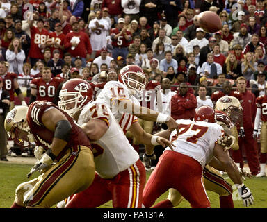 San Francisco, Kalifornien, USA. 10. November 2002. Kansas City Chiefs Quarterback Trent Grün (10) übergibt Kugel am Sonntag, 10. November 2002 in San Francisco, Kalifornien. Die 49ers besiegten die Chiefs 17-13. Credit: Al Golub/ZUMA Draht/Alamy leben Nachrichten Stockfoto