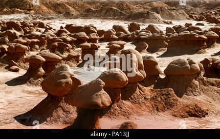 Green River, Utah, USA. 30. Juni, 2018. Zahlreiche Entrada Sandstein gnomes über Millionen von Jahren geätzt werden über dem Talboden innerhalb der Goblin Valley State Park in Green River, Utah, am Samstag, dem 30. Juni 2018 gesammelt. Credit: L.E. Baskow/ZUMA Draht/Alamy leben Nachrichten Stockfoto