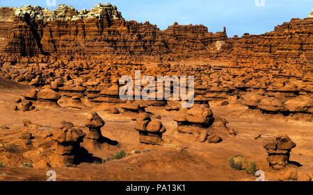Green River, Utah, USA. 30. Juni, 2018. Zahlreiche Entrada Sandstein gnomes über Millionen von Jahren geätzt werden über dem Talboden innerhalb der Goblin Valley State Park in Green River, Utah, am Samstag, dem 30. Juni 2018 gesammelt. Credit: L.E. Baskow/ZUMA Draht/Alamy leben Nachrichten Stockfoto