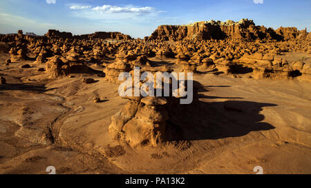 Green River, Utah, USA. 30. Juni, 2018. Zahlreiche Entrada Sandstein gnomes über Millionen von Jahren geätzt werden über dem Talboden innerhalb der Goblin Valley State Park in Green River, Utah, am Samstag, dem 30. Juni 2018 gesammelt. Credit: L.E. Baskow/ZUMA Draht/Alamy leben Nachrichten Stockfoto