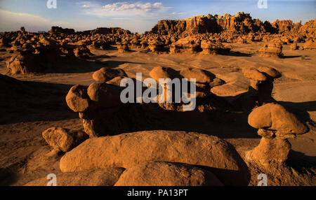 Green River, Utah, USA. 30. Juni, 2018. Zahlreiche Entrada Sandstein gnomes über Millionen von Jahren geätzt werden über dem Talboden innerhalb der Goblin Valley State Park in Green River, Utah, am Samstag, dem 30. Juni 2018 gesammelt. Credit: L.E. Baskow/ZUMA Draht/Alamy leben Nachrichten Stockfoto