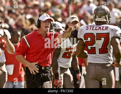 San Francisco, Kalifornien, USA. Okt, 2003 19. Buccaneer Head Coach Jon Gruden am Sonntag, Oktober 19, 2003, in San Francisco, Kalifornien. Die 49ers besiegten die Buccaneers 24-7. Credit: Al Golub/ZUMA Draht/Alamy leben Nachrichten Stockfoto