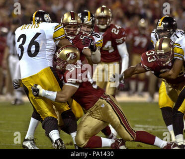 San Francisco, Kalifornien, USA. 17. Nov 2003. San Francisco 49ers linebacker Derek Smith (50) stoppt die Pittsburgh Steelers zurück Jerome Bettis (36) am Montag, 17. November 2003 in San Francisco, Kalifornien. Die 49ers besiegten die Steelers 30-14. Credit: Al Golub/ZUMA Draht/Alamy leben Nachrichten Stockfoto