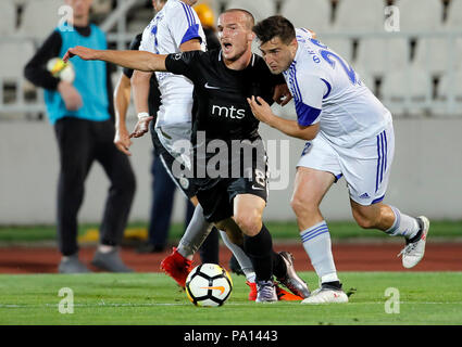 Belgrad. 19. Juli 2018. Die partizan Djordje Ivanovic (L) Mias mit rudar Zeljko Tomasevic während der ersten Ausscheidungsrunde der UEFA Europa League Fußball-Match zwischen Partizan und Rudar in Belgrad, Serbien am 19. Juli 2018. Partizan gewann 3-0. Credit: Predrag Milosavljevic/Xinhua/Alamy leben Nachrichten Stockfoto